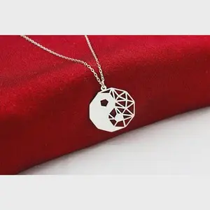 14K Altın Kaplama Geometrik Yuvarlak Kolye – Modern ve Minimalist Tasarım