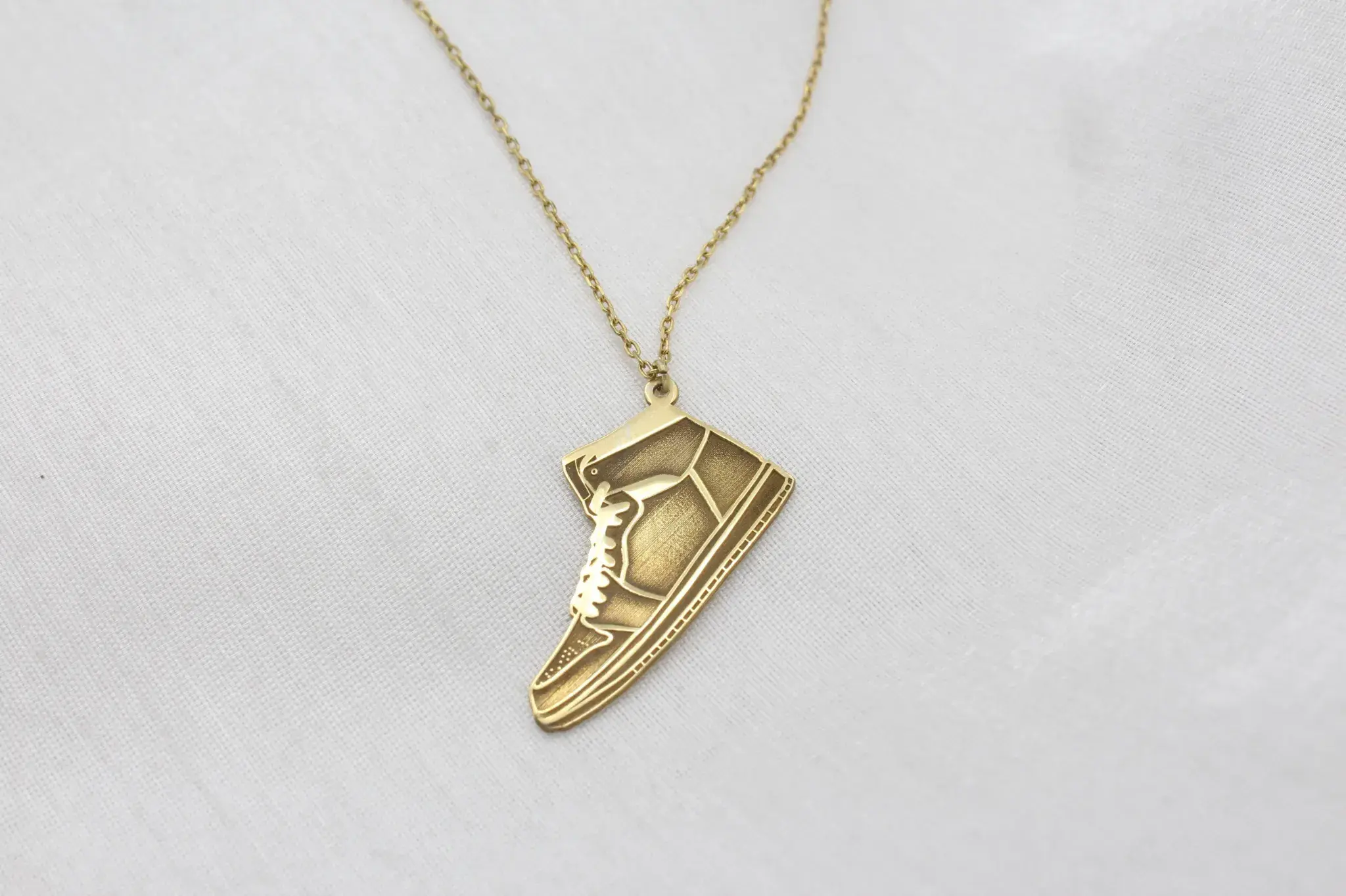 14K Altın Kaplama Sneaker Kolye – Spor ve Şıklığı Bir Arada