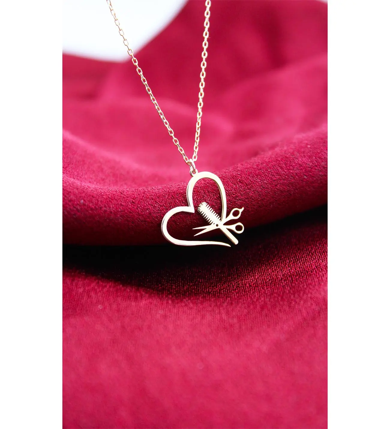 14K Altın Kaplama Kalp ve Makas Tasarımlı Kolye – Kuaför & Güzellik Sembolü