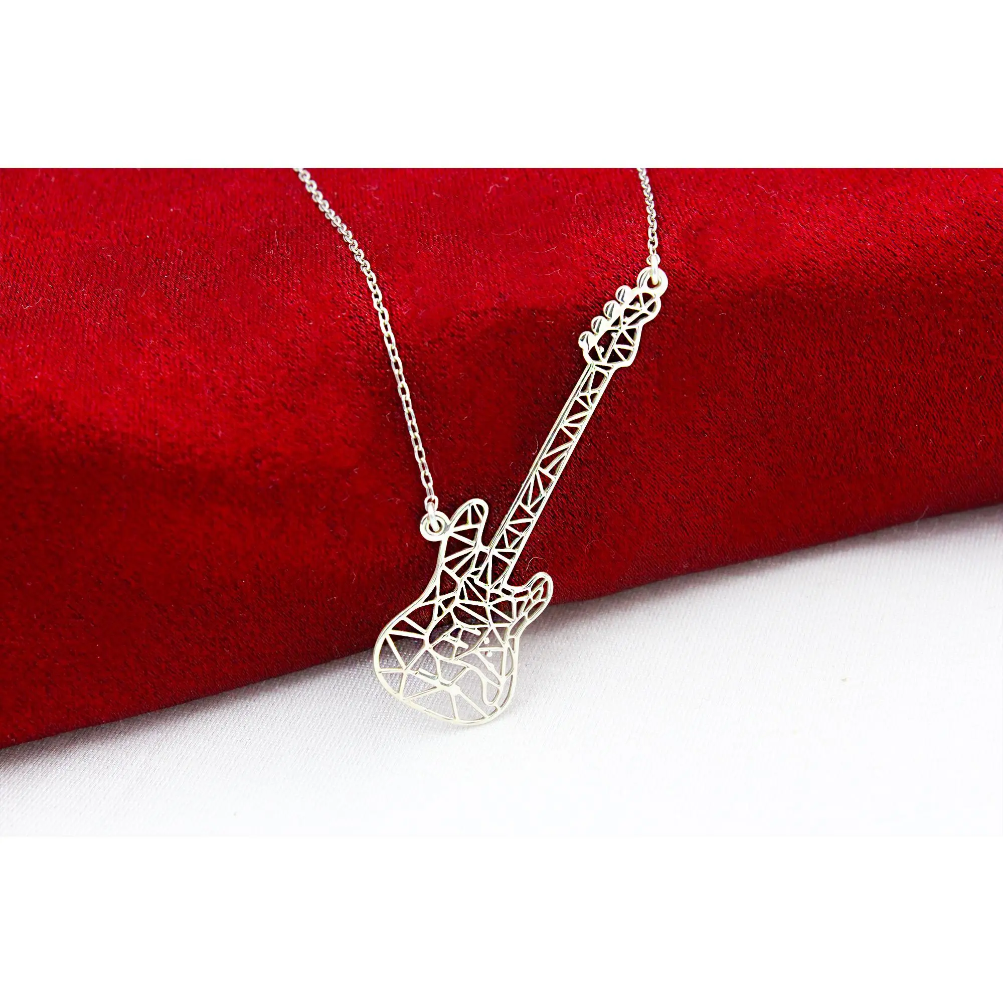 14K Altın Kaplama Geometrik Gitar Kolye – Müzik Tutkunlarına Özel Zarif Tasarım