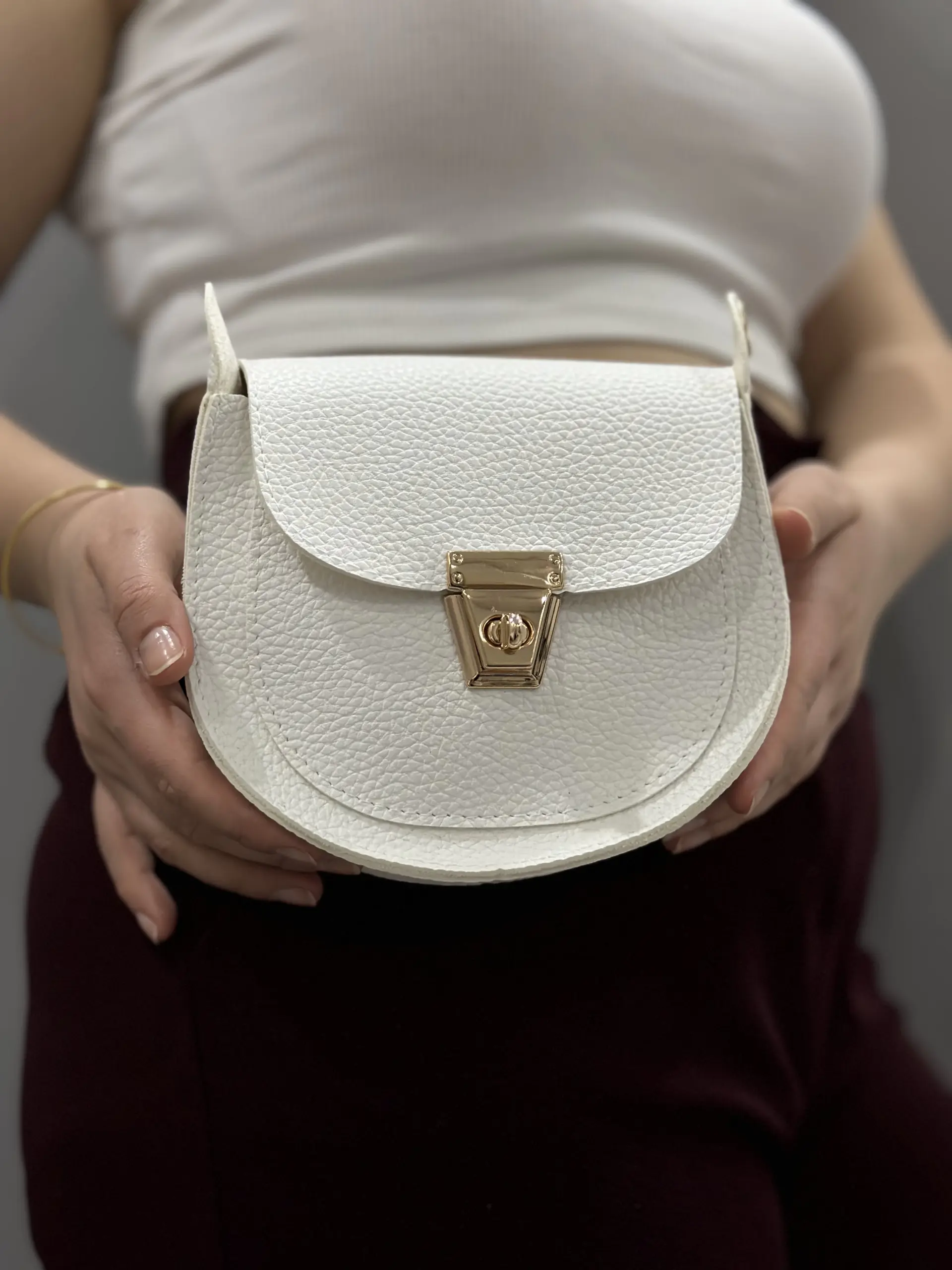 Klasik kapaklı beyaz cilt çanta