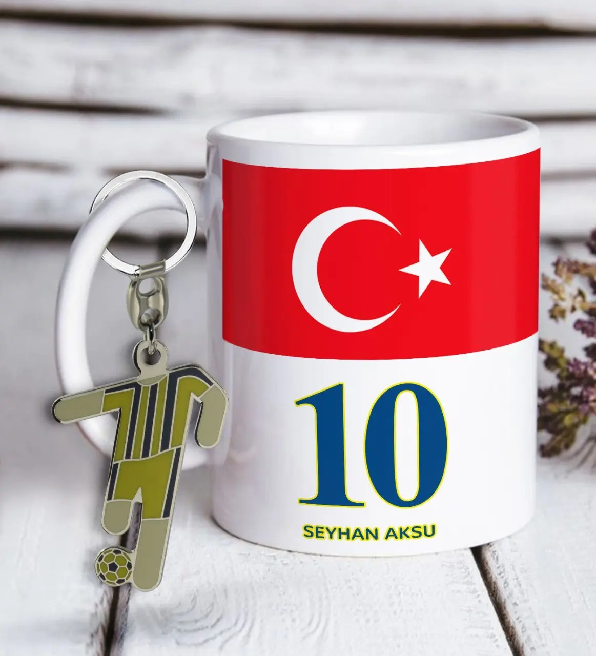 Kişiye Özel Sarı-Lacivert Tasarımlı Kupa Bardak ve Formalı Metal Anahtarlık Hediye Seti Model 1