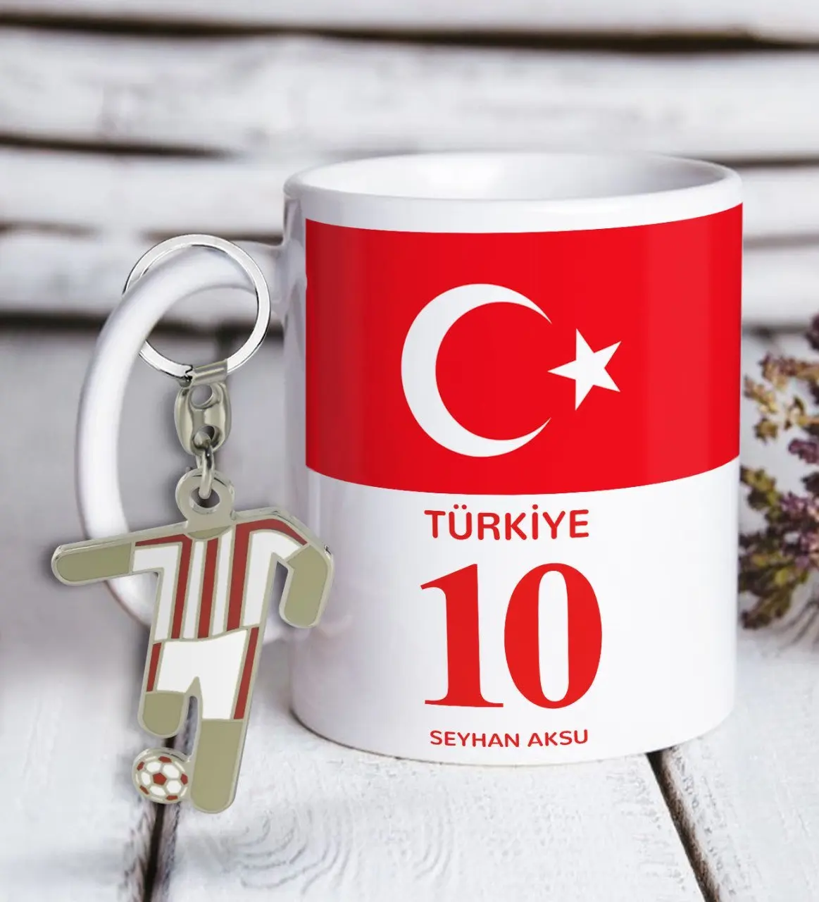 Kişiye Özel Kırmızı-Beyaz Tasarımlı Kupa Bardak ve Formalı Metal Anahtarlık Hediye Seti Model 1