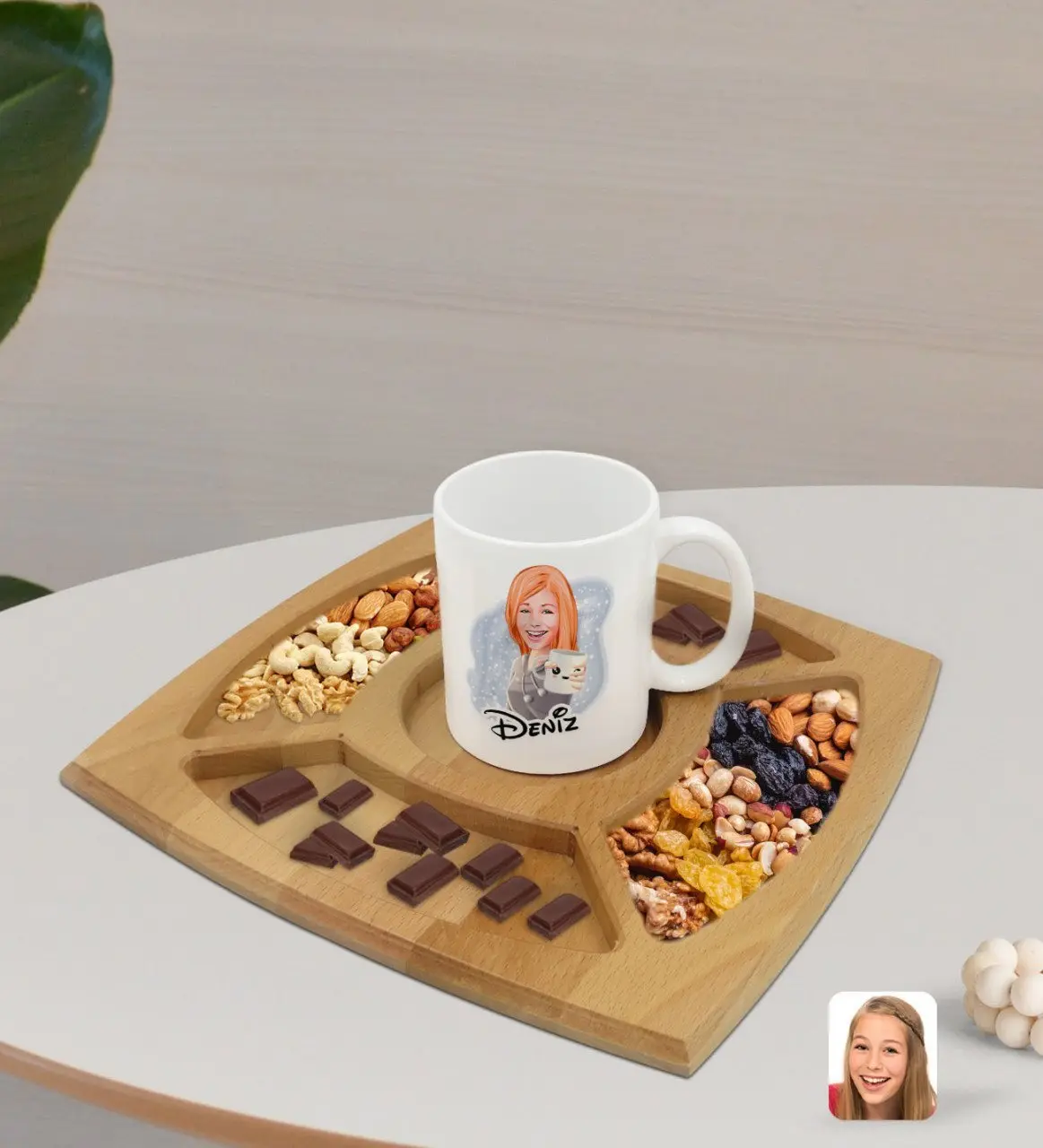 Kişiye Özel Kadın Karikatürlü Beyaz Kupa ve Doğal Masif Ahşap 4 Bölmeli Sunum Tabağı Çerezlik Hediye Seti-104