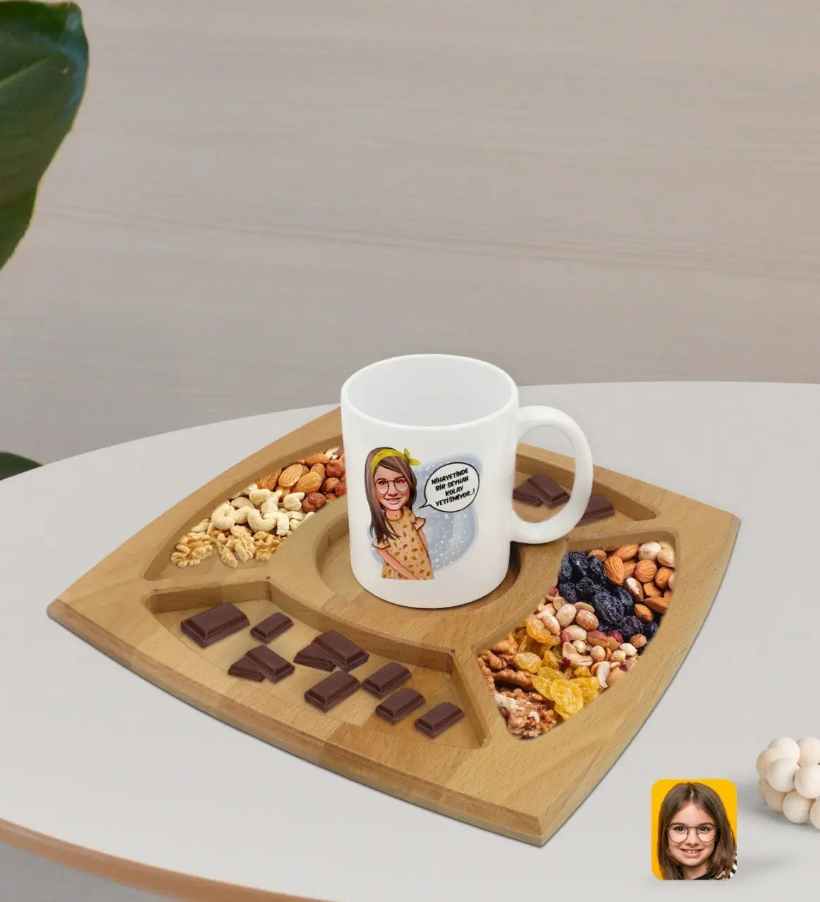 Kişiye Özel Kız Çocuk Nihayetinde Karikatürlü Beyaz Kupa ve Doğal Masif Ahşap 4 Bölmeli Sunum Tabağı Çerezlik Hediye Seti-2