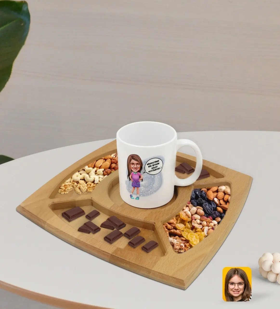 Kişiye Özel Kız Çocuk Nihayetinde Karikatürlü Beyaz Kupa ve Doğal Masif Ahşap 4 Bölmeli Sunum Tabağı Çerezlik Hediye Seti-5