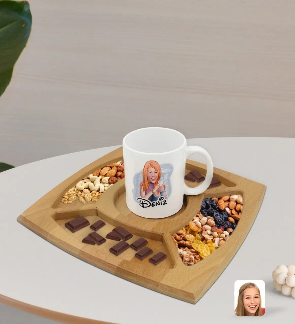 Kişiye Özel Kadın Karikatürlü Beyaz Kupa ve Doğal Masif Ahşap 4 Bölmeli Sunum Tabağı Çerezlik Hediye Seti-103